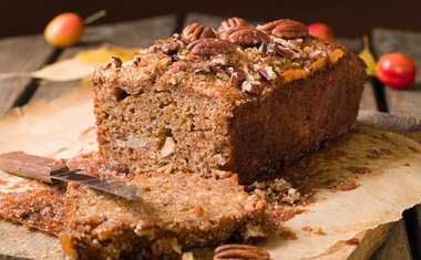 Receita de bolo de nozes vai te surpreender pelo sabor e facilidade; veja o passo a passo!