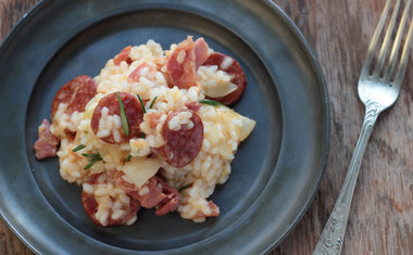 Risoto de linguiça calabresa e limão siciliano é ótima opção para almoço ou jantar especial; veja a receita!