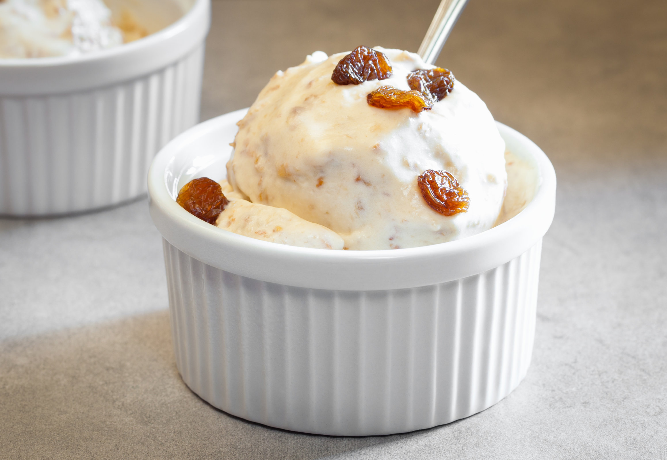 Receita: aprenda a fazer sorvete de panettone com calda de caramelo