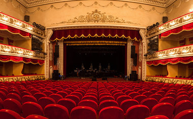 Teatro Bradesco retoma projeto digital com live de Thiaguinho, Paula Fernandes e Tiago Abravanel 