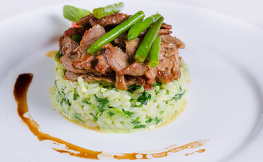 Risoto de carne e rúcula é opção saborosa para o dia a dia; veja a receita!