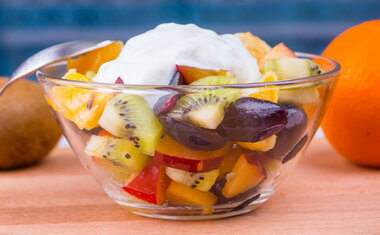 Salada de frutas com creme de limão é opção de sobremesa para os dias quentes; veja a receita!