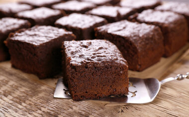 Receita de bolo simples de chocolate vai te surpreender pela praticidade e sabor; veja a receita!