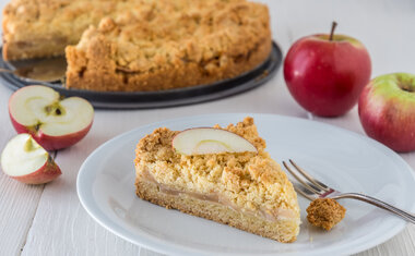 Cuca de maçã é opção fácil de sobremesa e lanche da tarde; veja a receita!