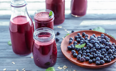 8 sucos saborosos e nutritivos feitos com açaí