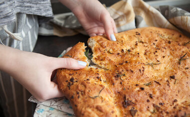 Focaccia de aveia e manjericão vai te surpreender pelo sabor; veja a receita!