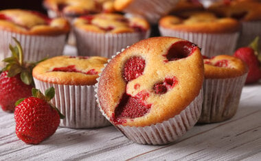 Cupcake de iogurte com morango é perfeito para o lanchinho da tarde; confira!