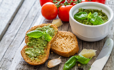 Pão de alho com pesto de espinafre é opção ideal para o lanche; veja como fazer!