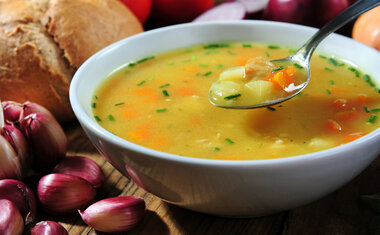 Receita de sopa de alho-poró, cenoura e mandioquinha é perfeita para os dias frios; veja o passo a passo!