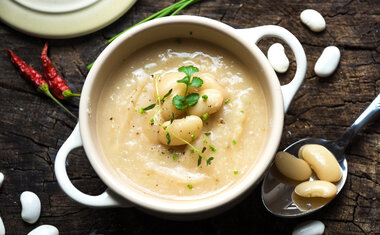 Sopa de feijão branco vai te surpreender pelo sabor; veja a receita!