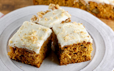 Receita: bolo integral de cenoura e especiarias com cobertura de iogurte com laranja