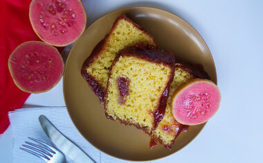 Receita de bolo de fubá com goiabada vai te surpreender pelo sabor e facilidade de preparo; confira!