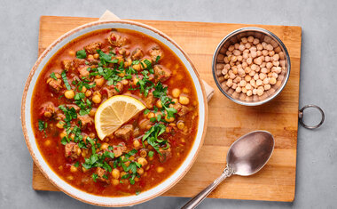 Receita de sopa de grão-de-bico com carne é simples de fazer; confira!