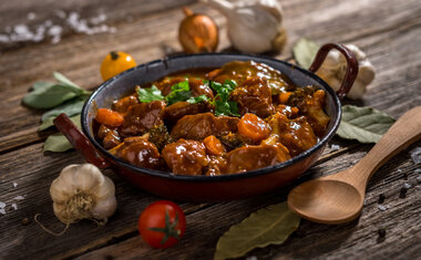 Ensopado de carne com cerveja preta é opção saborosa para almoço e jantar; veja a receita!