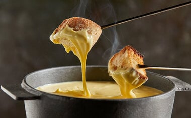 Receita de fondue três queijos é simples de fazer; veja o passo a passo!