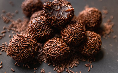 12 receitas de brigadeiro saudável que vão te surpreender pelo sabor