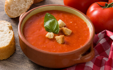 Sopa de tomate é opção prática e saborosa para o jantar de inverno; veja a receita!