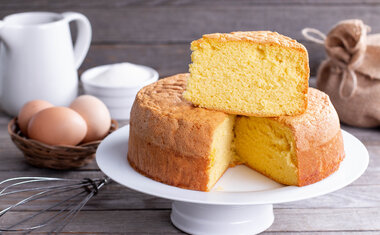 Bolo de Baunilha é fácil de fazer e fica uma delícia; veja a receita!