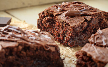 Brownie com bacon e framboesa? Confira o passo a passo dessa receita surpreendente!