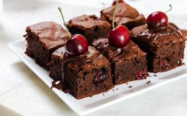 Torta de brigadeiro com cerejas é opção deliciosa para a sobremesa; confira a receita! 