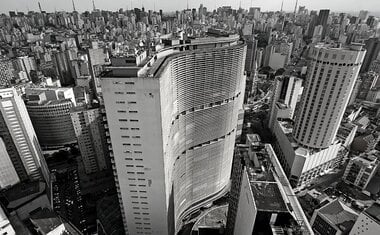 Mostra na Estação Largo Treze do metrô apresenta São Paulo em fotos em preto e branco 