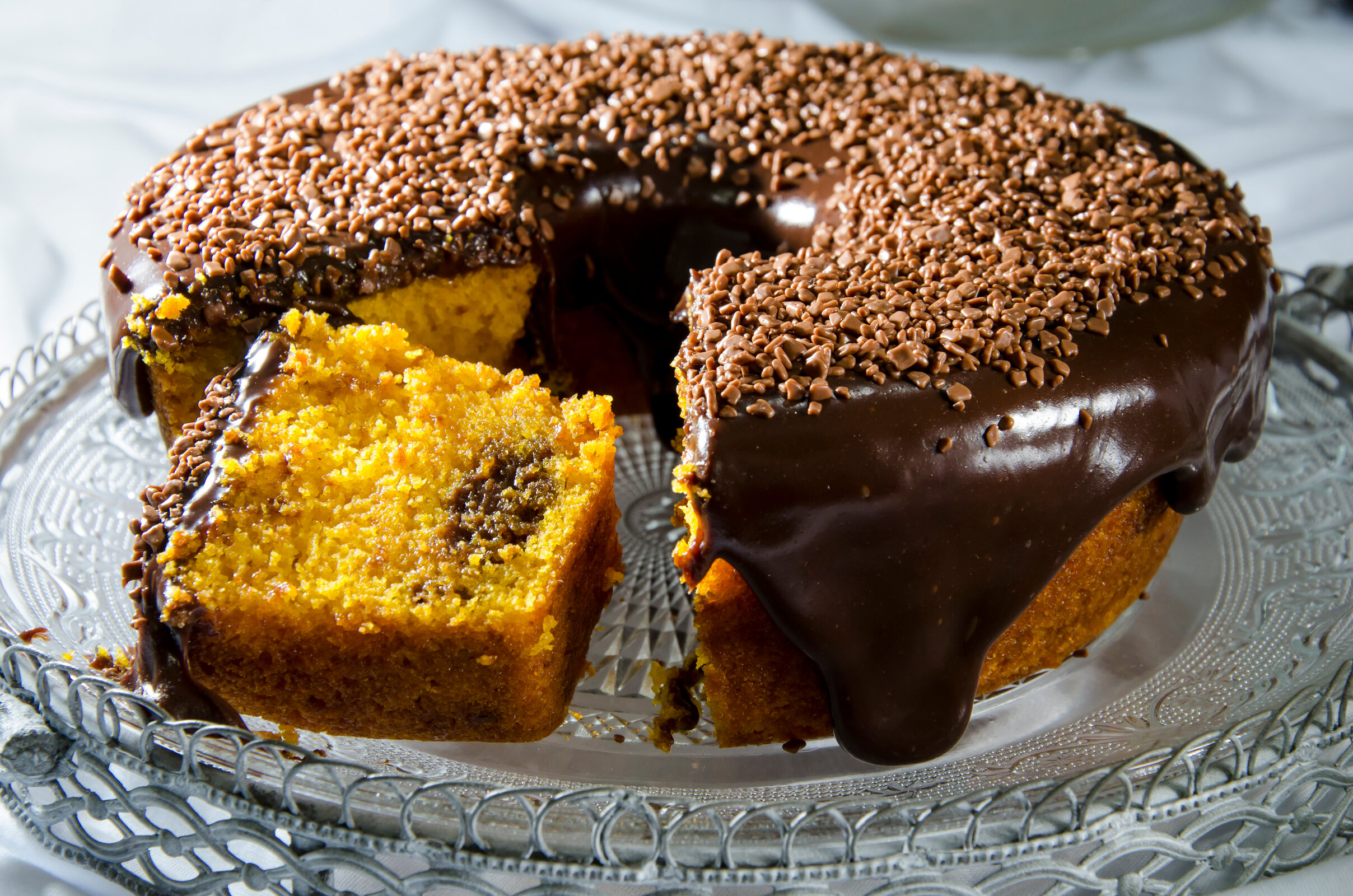 Receita: bolo de cenoura invertido que já sai recheado do forno!