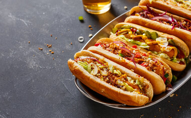 10 receitas gourmet de cachorro quente para degustar no Dia do Hot Dog