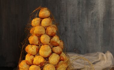 Aprenda a fazer Croquembouche, receita clássica de origem francesa 