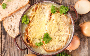 Receita de sopa de cebola gratinada é deliciosa e uma ótima pedida para os dias frios; veja o passo a passo!