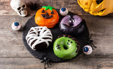 Receita de donuts monstro é perfeita para o Halloween; veja o passo a passo!