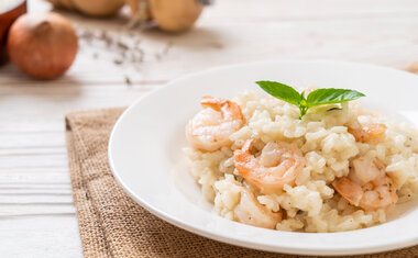 Risoto de camarão e rúcula é opção deliciosa para o almoço e jantar; confira!