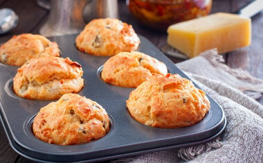 Muffin de queijo, tomate e manjericão é fácil de fazer e ótima opção de lanche da tarde