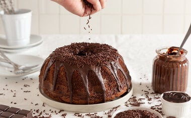 Bolo de chocolate com brigadeiro é ótima opção de sobremesa; confira a receita! 