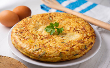 Omelete de forno com mandioquinha e alho-poró é opção saborosa para o almoço ou jantar; confira!