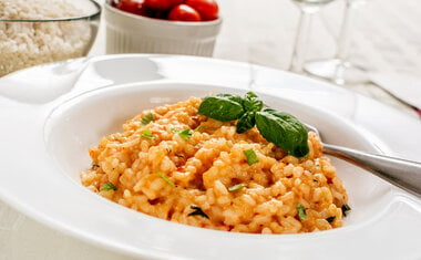 Arroz cremoso italiano com tomate e parmesão é receita saborosa e prática para o almoço ou jantar; confira!