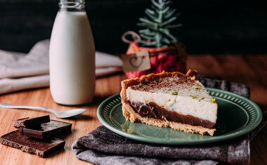 Torta de limão com chocolate é surpreendente e deliciosa, veja a receita!