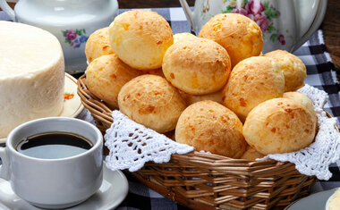 Pão de queijo com requeijão de espinafre é opção deliciosa para o lanche; veja a receita!