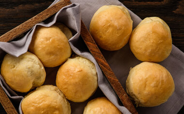 Pão de batata com frango é opção saborosa para o lanche da tarde; veja a receita!