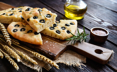 Foccacia com espinafre, azeitona, manjericão e azeite é ótima pedida de petisco para o fim de semana; veja a receita!