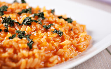 Receita: aprenda a fazer risoto de tomate seco, muçarela de búfala e manjericão