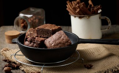 Brownie de frigideira é simples e fácil de fazer; veja o passo a passo