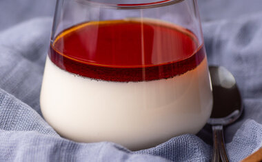 Panna Cotta com calda de vinho é opção saborosa de sobremesa; confira o passo a passo!