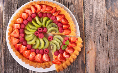 Torta de frutas é opção colorida e saborosa para os dias quentes; veja o passo a passo!