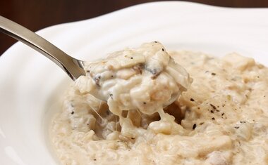 Risoto de frango com gorgonzola é opção saborosa para almoço e jantar; veja a receita!