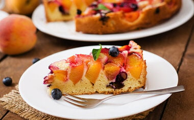 Bolo de pêssego com mirtilo é delicioso; veja como fazer!