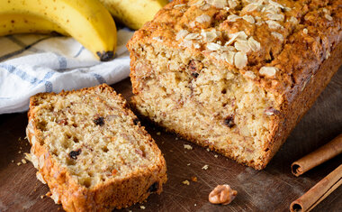 Banana bread com crocante de aveia é opção deliciosa para o lanche da tarde; veja a receita!