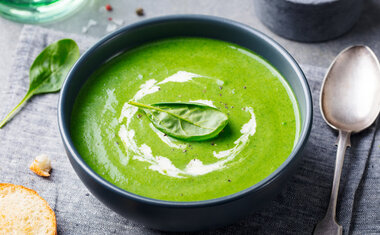 Creme de espinafre com parmesão vai te surpreender pela facilidade de preparo; veja a receita!