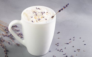 Receita de chocolate quente branco com baunilha e canela é delicioso; veja o passo a passo!