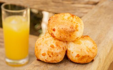 Pão de queijo de batata-doce? Aprenda o passo a passo desta inusitada receita!