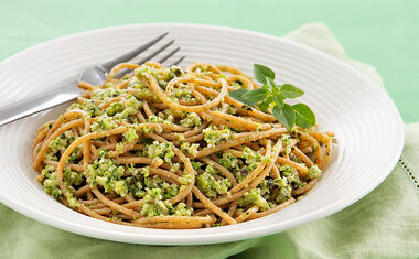 Espaguete ao pesto de brócolis é delicioso e uma ótima pedida para o almoço ou jantar de fim de semana; veja a receita!